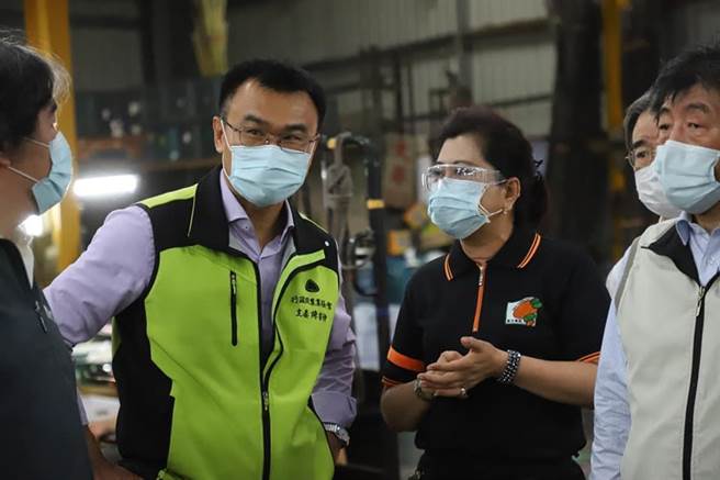 农委会主委陈吉仲今凌晨与中央流行疫情指挥中心指挥官陈时中一同视察台北第一、第二、新北三重等果菜批发市场。（取自陈吉仲脸书）