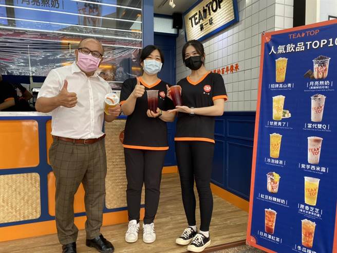 旅行社業者詹慧宜（中）和先生在業績歸零下，不捨讓員工失業，決定加盟手搖飲店開創斜槓財源。（馮惠宜攝）