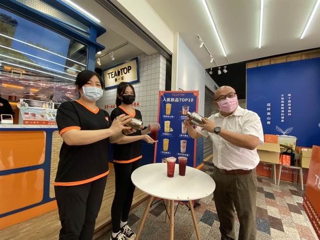 楊國珍（右）的理念與自己相符，便決定成為加盟主，選在嘉義縣民雄鄉能吸引學生與工業區客群的地方開店，目前現在接受教育訓練當中。（馮惠宜攝）