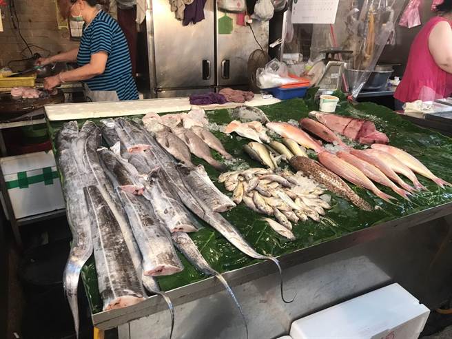 仁爱市场原订明天重新开业，但有夫妻摊商确诊，市长林右昌临时宣布，再关闭5天。（陈彩玲摄）