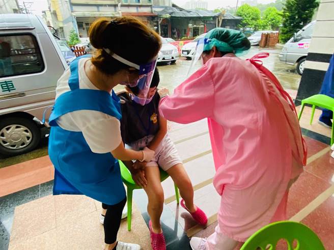 憨儿施打新冠疫苗轻音乐陪伴和缓情绪。(真善美社会福利基金会提供／吕筱蝉桃园传真)