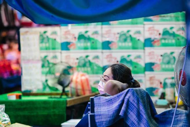 北农爆发新冠肺炎群聚感染，第一果菜市场23日生意大受影响，许多摊商中午不到，皆提早收摊。(郭吉铨摄)
