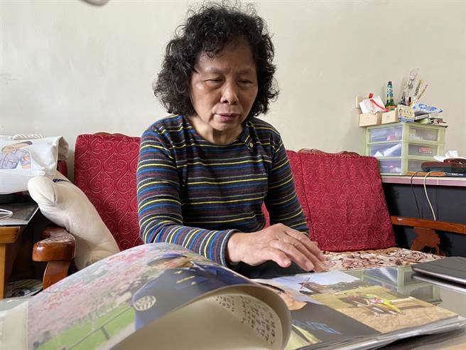 李承翰之母张秀珍非常想念儿子，不时翻看儿子的旧照。（廖素慧摄）