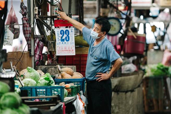 北农爆发新冠肺炎群聚感染，第一果菜市场23日生意大受影响，许多摊商中午不到，皆提早收摊。(郭吉铨摄)
