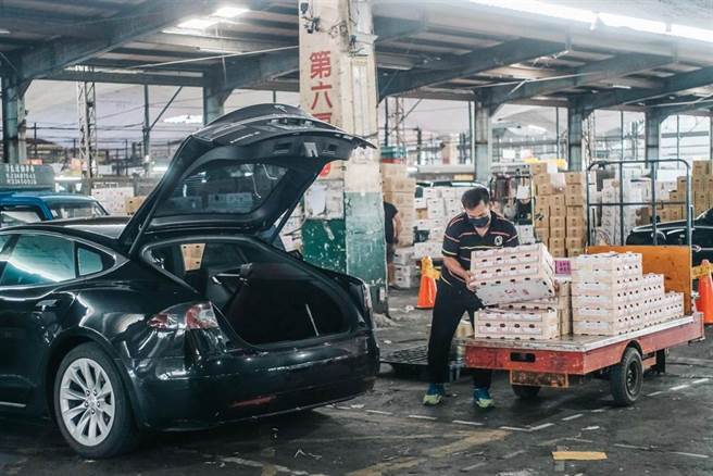 农委会要求未来无论员工及承销商皆须持有快筛阴性证明才能进入场域从事交易，摊商认为若无法进场交易将严重影响生计。(郭吉铨摄)
