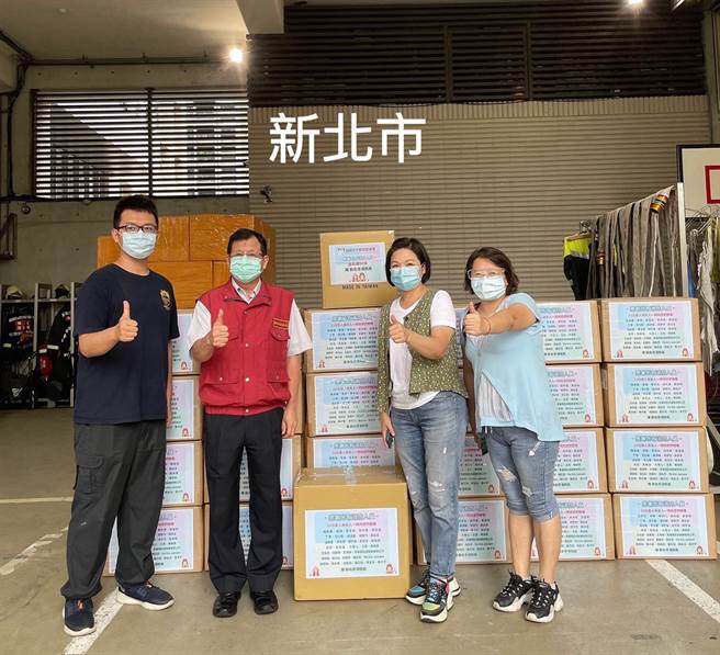 楊貴媚（右二）親送血氧機、大尺寸防護衣及鞋套到新北市消防局。（桂田基金會提供）