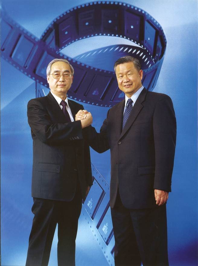 旺宏吴敏求董事长（右）缅怀前董事长胡定华博士（左）为台湾的贡献与风范，捐赠阳明交通大学设立「胡定华讲座」。（图/阳明交大提供）