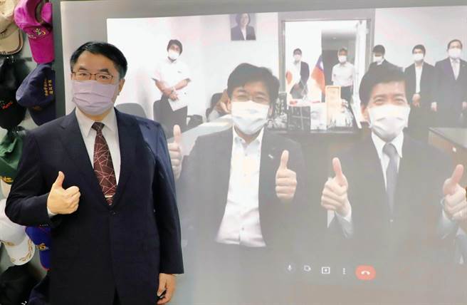 台南市长黄伟哲与日本平户市长黑田成彦（右二）跨海视讯，线上行销彼此的特产及美食。（市府提供／洪荣志台南传真）