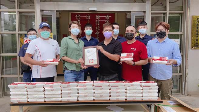 孙东宝台式牛排金门民族店负责人李锺灵（前右三）捐赠1日套餐，慰劳第一线警务防疫人员，由金城分局长胡淑净（前左三）代表接受。（金城分局提供）