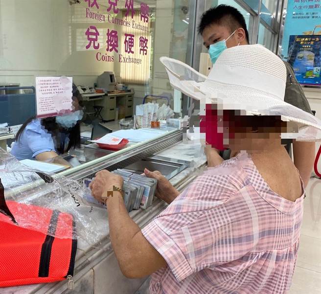 新冠肺炎疫情嚴峻，防疫警戒讓民眾宅在家，卻也成了詐騙集團下手時機，高市警方統計今年迄今詐騙案件1179件，較去年同期增加135件，而5月防疫升級後詐騙案數增加逾3成，但警方防疫之際，也強化查緝力道，破獲數也多，攔詐金額高達8000萬元，顯見高市警防詐見成效。(翻攝照片／劉宥廷高雄傳真)