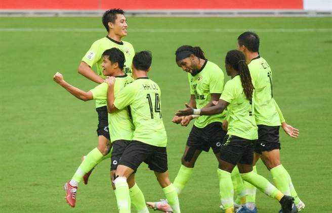 台南市FC国脚前锋陈瑞杰（左下）攻破蒙古的乌兰巴托220竞技大门，与队友拥抱庆祝。（亚足联官网翻摄）