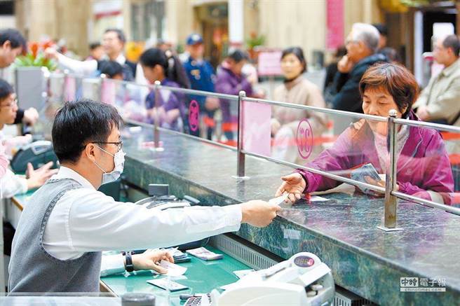 央行提高小规模营业人贷款，每户最高额度至100万元。图为民眾到银行办理业务的画面，与本文无关。（示意图／本报资料照）