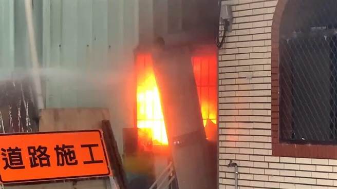 台东市中华路二段一处铁皮屋传出火警。（蔡旻妤摄）