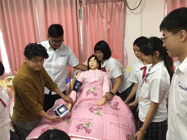 樹德家商照顧服務科培養學生具備長者服務事業基礎素養及相關技術知識。（校方提供）