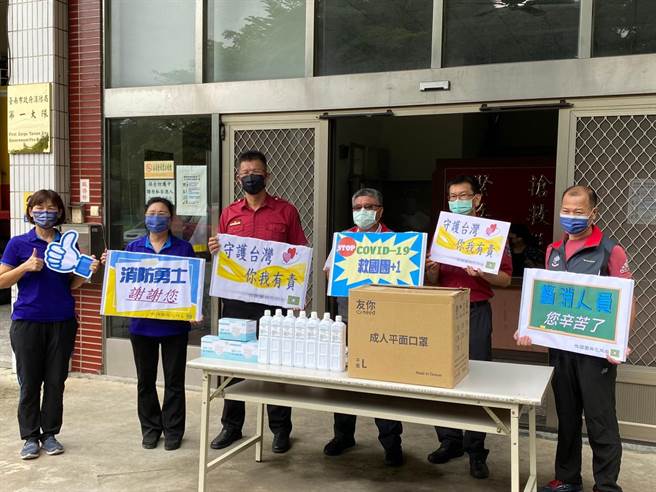 台南市救国团与新营区团委会捐赠台南市政府消防局第一救灾救护大队医疗用口罩及酒精。（读者提供／张毓翎台南传真）
