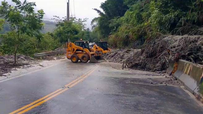 阿里山公路41.7k因泥流中斷，目前五工處已派員清除並恢復通車。（張亦惠嘉義傳真）