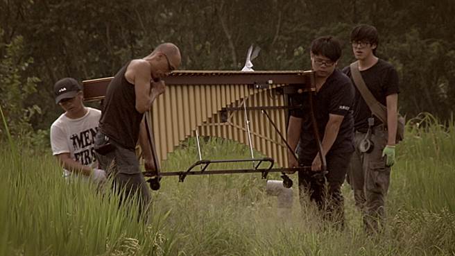 搬乐器达人于士贤（左一）搬乐器搬出心得，还为此学会敲敲打打，享受音乐。（击乐文教基金会提供）