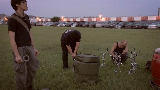 搬乐器达人于士贤（右一）搬乐器搬出心得，还为此学会敲敲打打，享受音乐。（击乐文教基金会提供）