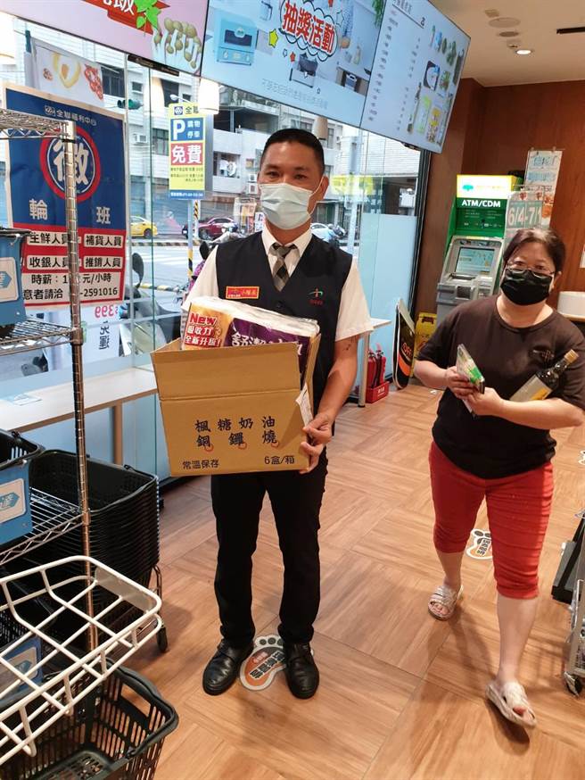 民眾下单併单可由计程车协助配送到府服务。（台南市政府经发局提供／张毓翎台南传真）