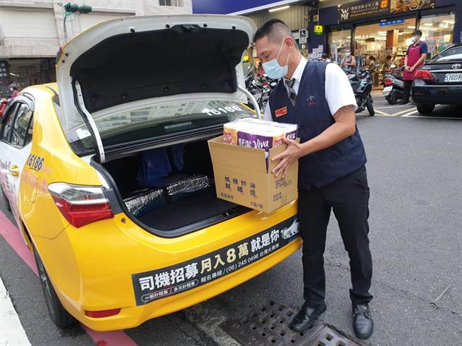 民眾下单併单可由计程车协助配送到府服务。（台南市政府经发局提供／张毓翎台南传真）