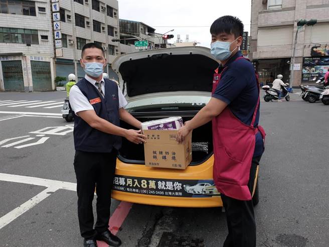 市府补助每车50元运费补贴，除了纾解计程车受疫情衝击，也能分担线上购物爆量的订单。（台南市政府经发局提供／张毓翎台南传真）