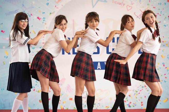 郑靓歆（左起）、郑亚、王上菲、潘嘉丽、林芷芸剧中穿制服为咖啡厅造势。（TVBS提供）