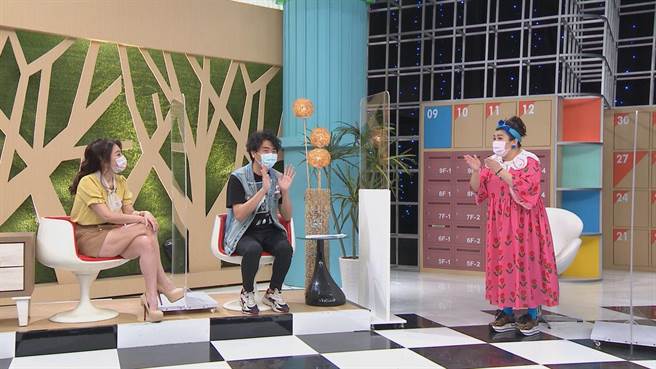 甄莉（左起）和梁赫群上《这事有影呒》与主持人林美秀聊聊「大难之后必有后福」的话题。 （民视提供）