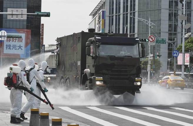 33化学兵群于万华地区消毒。（军闻社提供）