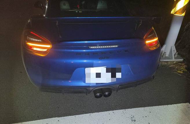 苗栗警方拦查疑似在台3线竞速的保时捷跑车。（民眾提供）