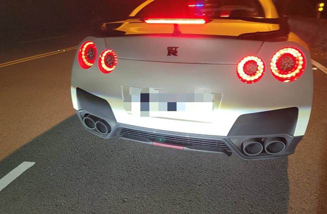 苗栗警方拦查疑似在台3线竞速的GTR跑车。（民眾提供）