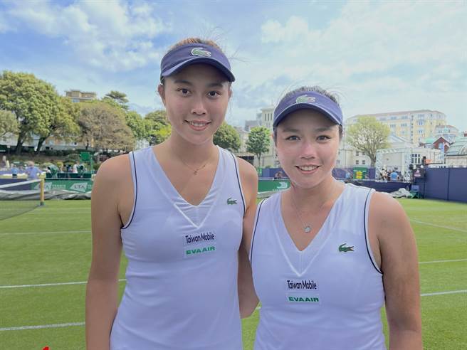 詹咏然（右）、詹皓晴（左）在伊斯特本网球赛女双有个好的开始。（刘雪贞提供）