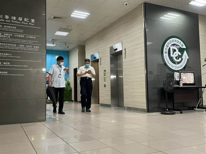 北農群聚案擴大，台北市長柯文哲今天晚間7點到指揮中和陳時中等專家小組開會，最後做出三點共識。(鄭郁蓁攝)