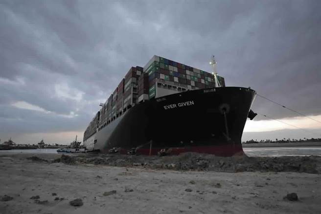 長賜輪的船東和保險公司終於與蘇伊士運河管理局達成協議，該船可能有望於數天再度啟程。（圖／美聯社）