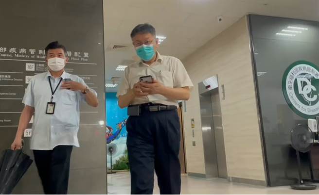 北農群聚案擴大，台北市長柯文哲今天晚間7點到指揮中和陳時中等專家小組開會，最後做出三點共識。(鄭郁蓁攝)