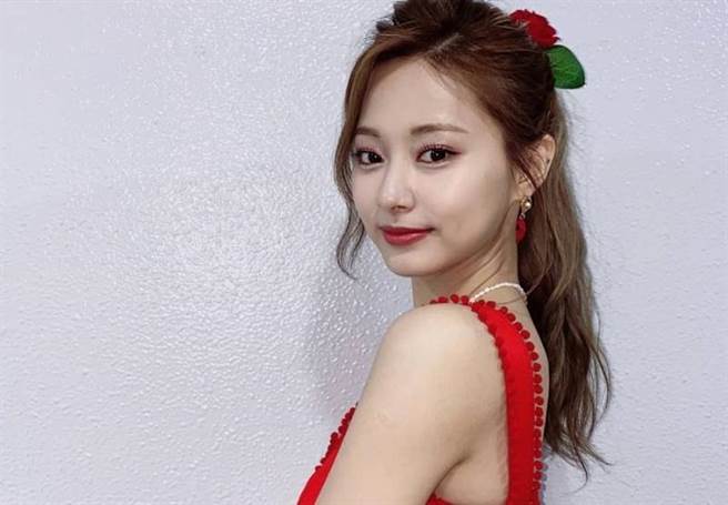 周子瑜跨海捐50台PAPR。 （摘自TWICE官方IG）