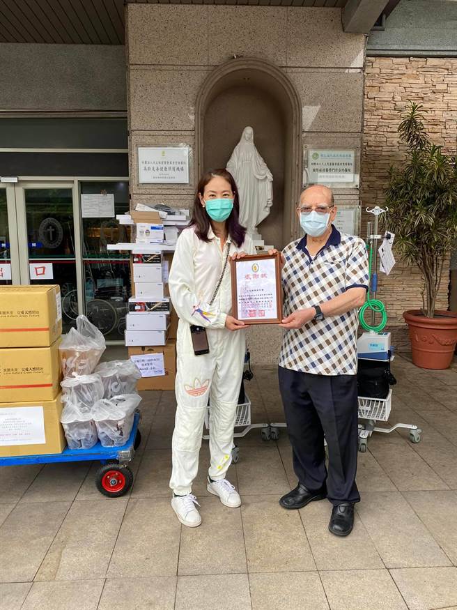 贾永婕今下午到罗东圣母医院捐赠HFNC，与吕若瑟神父合照。 （摘自脸书）