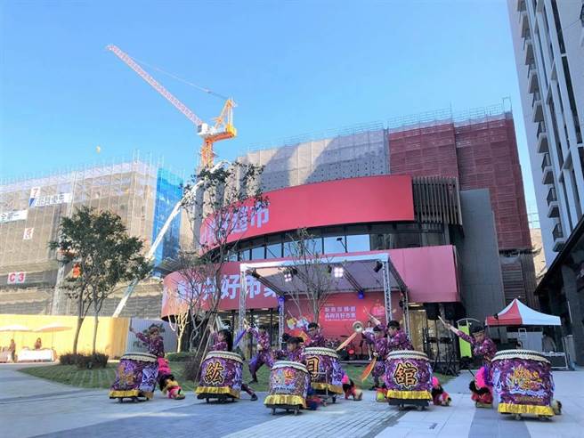 台中大型社区公设规画超越传统公设，为住户开设生鲜超市，疫情期间，民眾不必出门就能採买。（卢金足摄）