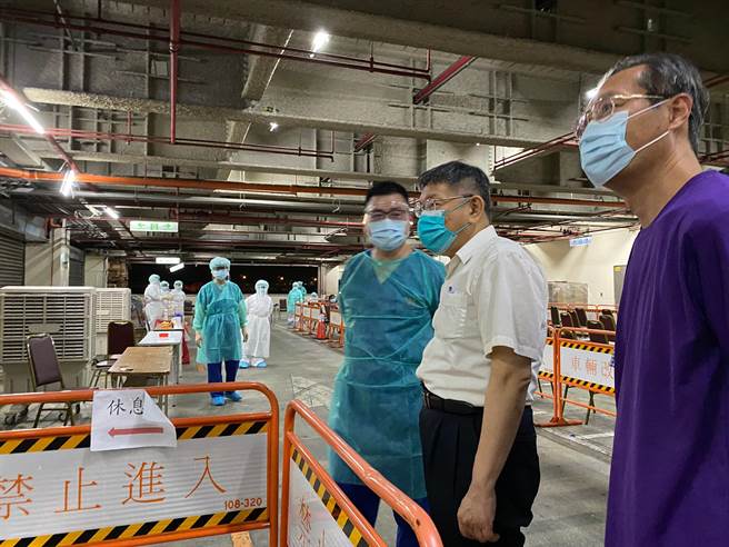 台北市長柯文哲（右二）23日晚間7時許，到中央流行疫情指揮中心，和指揮官陳時中等專家小組開會後，前往濱江市場篩檢站慰免醫護同仁。（北市府提供／張穎齊台北傳真）