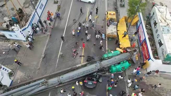 巨型打桩机当头砸下，轿车变铁饼，亿元身价总裁与女儿双亡。（照片来源：微博）