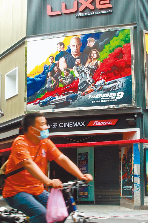 本土新冠肺炎疫情爆發，全台三級警戒暫定至6月28日，低風險場域如電影院、展覽館等是否「有條件開放」也引發討論。台北西門町的電影街人潮銳減，只有零星民眾經過電影街周邊。（陳信翰攝）