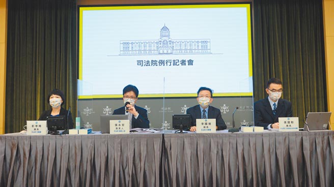 司法院22日舉行線上記者會說明遠距視訊審判方式，針對外界質疑疫調使用簡訊實聯制可否做為犯罪偵查，司法院表示，由個案法官進行判斷。（司法院提供）