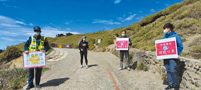 全國三級警戒，全台國家公園全數關閉。圖為太魯閣國家公園管理處日前派員舉看板加強宣導。（太管處提供）