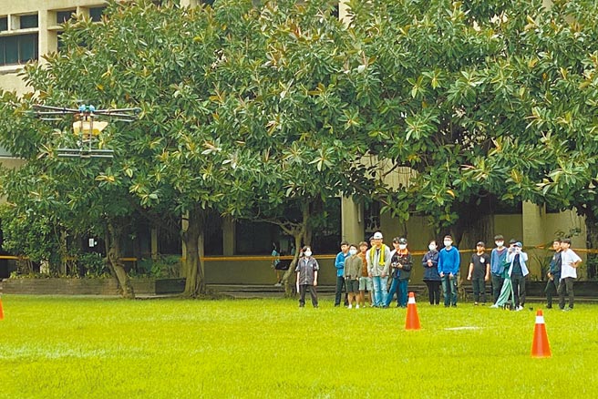 海洋大学产学营运总中心开设「无人机环境监测训练班」。（国立台湾海洋大学提供／陈彩玲基隆传真）