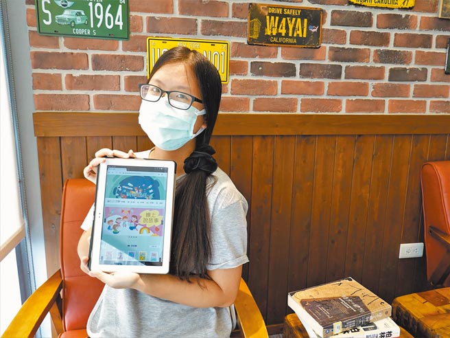 疫情持續嚴峻，為鼓勵民眾低度活動在家防疫，新北市文化局推出「新北E書房」一站式線上學習娛樂服務，提供各年齡電子書、語言學習、創新學習、名人開講、說故事及等各類型數位資源，讓民眾宅在家安心抗疫。（新北市文化局提供）