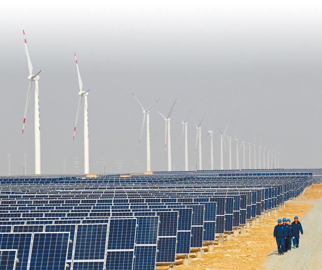 新疆哈密的太阳能、风能发电站。美国拜登政府考虑以中国在新疆涉强迫劳动为由，禁止新疆生产的太阳能电池板关键材料多晶硅进口美国。（新华社）
