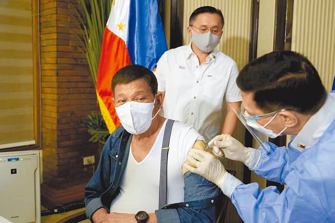 菲律宾总统杜特蒂今年5月3日接种中国国产的新冠疫苗，他警告，将招待拒绝施打疫苗的人吃牢饭。（新华社）