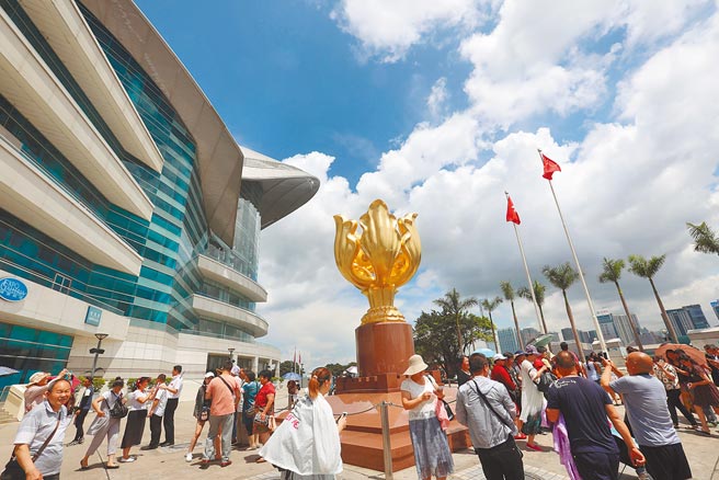 台湾驻港单位和香港驻台单位，近期接连动荡，让台港关系风雨飘摇。图为香港金紫荆广场。（新华社）