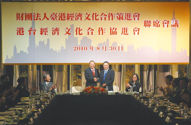 香港利用签证手段展现政治态度，回归20多年来时有所闻，但这次我驻港机构人员集体撤回，却是第一次，足见双方已近乎撕破脸。图为2010年8月港臺交流平臺举行首次联席会议。（新华社）