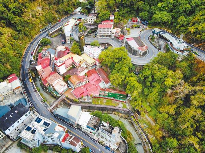 台南市政府观光旅游局特别出动空拍机，拍出关子岭温泉乡之美。（观旅局提供／洪荣志台南传真）