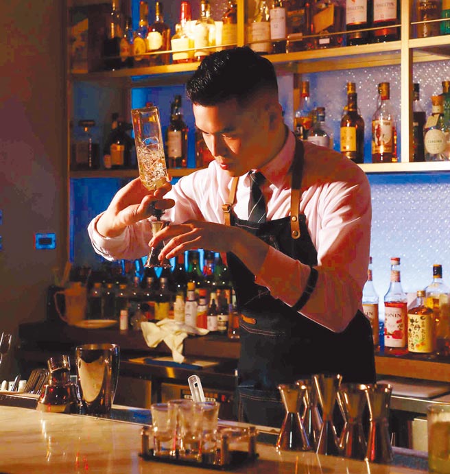 中央放宽调酒业者有条件可以提供外带服务，业者皆乐观其成。（读者提供／柯宗纬高雄传真）